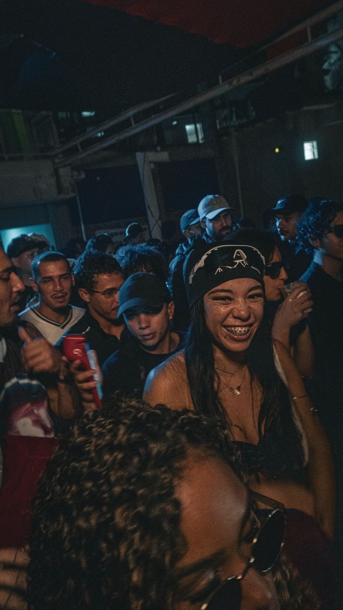 Multidão dançando em festa noturna