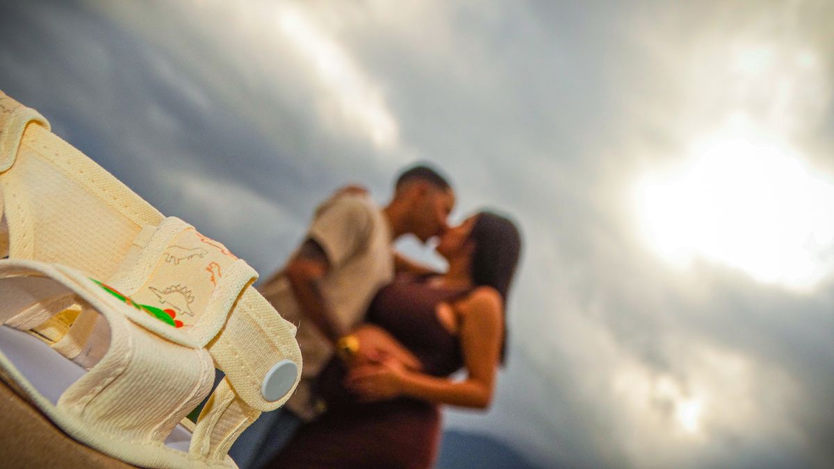 Casal em ensaio de gestante no fim da tarde